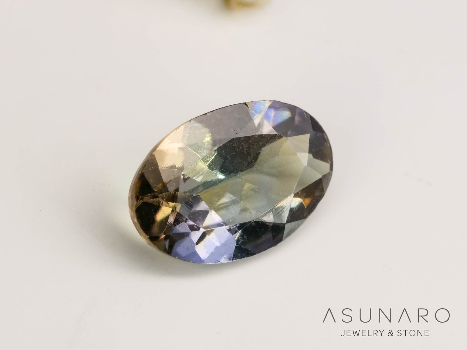 バイカラーゾイサイト（タンザナイト）オーバルカット タンザニア産