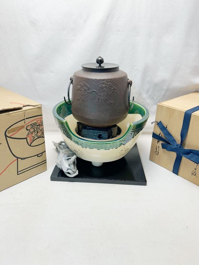 美品 茶道具 高橋敬典 間取松竹地紋 羽子板釜 野々田織部 風炉型電熱器 共箱 人間国宝敬典造 風炉 茶釜 野々田製電熱器一体型合金面取風炉 真塗敷板