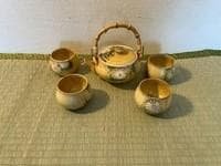 白菊文様京急須と湯のみセット ― 室町風意匠・静けさと調和を楽しむ茶器 ―